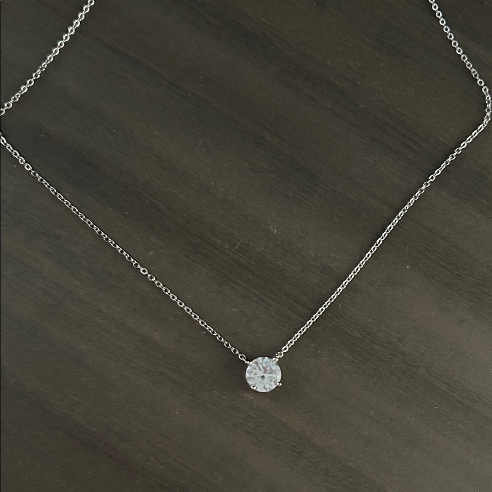 Elegant Silver Necklace with Clear Gemstone